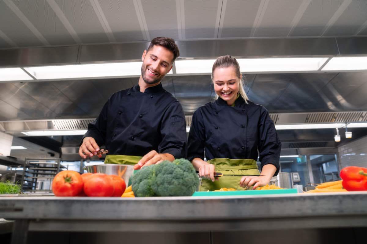 Avanti! (Piano in cinque punti per aumentare il personale qualificato nel settore gastro-alberghiero)